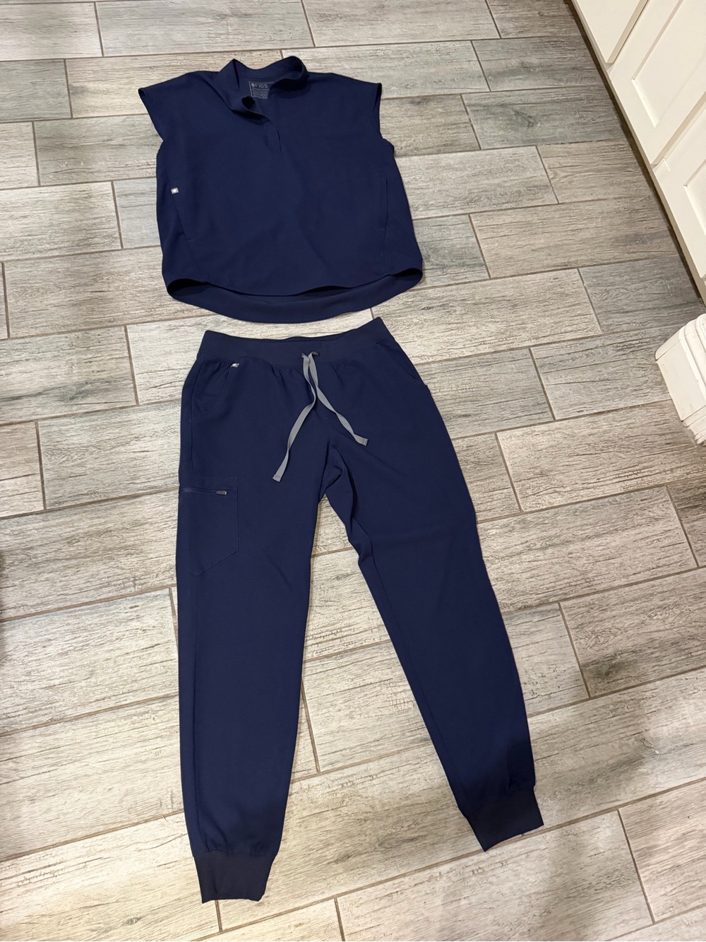 Women’s Figs Navy Scrub Set Small Top Medium Pants